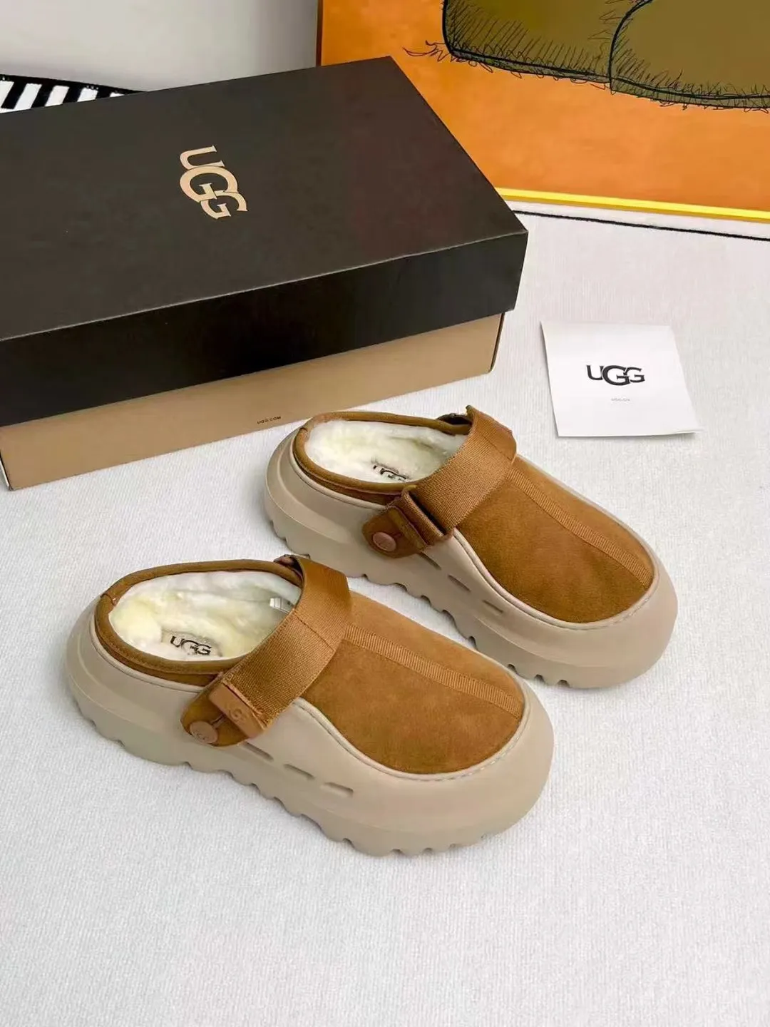 Factory price 560💰 (same style for men and women) 🌸UGG 2025 new small potato, half drag and one kick to unlock the relaxed feeling, lightweight and thin sole, always light and fashionable, casually walking out of a new style, it feels very UGG, classic suede with soft wool lining insole, rubber foam outsole, hot stamped logo ✅Color: bright green, bright yellow, maroon, black ✅Number of codes: 35 to 45 (synchronized with the official website)